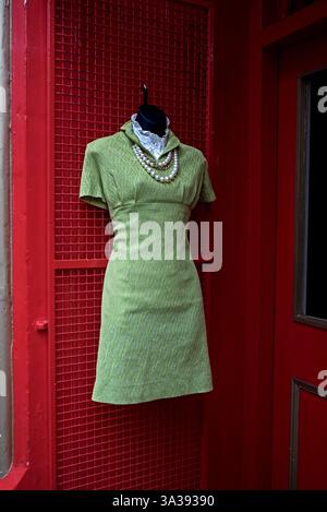 Kleidung hängt an der Tür des Armstrongs Vintage-Bekleidungsgeschäfts in der Cockburn Street in Edinburghs Altstadt. Stockfoto