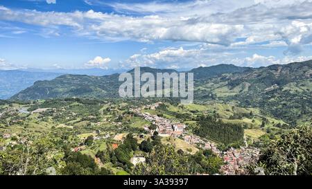Panoramablick auf Jerico; Antioquia in Kolumbien. Eine wunderschöne, traditionelle kleine Stadt mit grüner Landschaft, die für ihre Kaffeeproduktion bekannt ist. Stockfoto