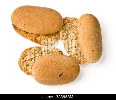 Kleine, in zwei Hälften gebrochene Vollkornbrötchen, isoliert auf weißem Hintergrund, ideal zum Frühstück oder Snack Stockfoto