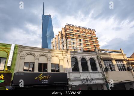 Reihe alter Gebäude in einem städtischen Gebiet in Chinatown mit einem modernen Warisan Merdeka Tower im Hintergrund, Kuala Lumpur, Malaysia Stockfoto