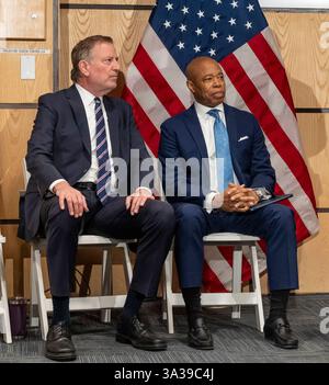 New York, USA. März 2025. Der ehemalige Bürgermeister Bill de Blasio und der Bürgermeister Eric Adams nehmen am 14. März 2025 an einer fünfjährigen COVID-19-Gedenkveranstaltung im NYC Health Hospitals - Elmhurst Hospital in New York Teil. Das fünfte Jahr Jubiläumsveranstaltung war zu Ehren er Leben der New Yorker verloren und der Heldentum von Gesundheitspersonal, Ersthelfern und wichtigen Arbeitern während der Pandemie. (Foto: Lev Radin/SIPA USA) Credit: SIPA USA/Alamy Live News Stockfoto