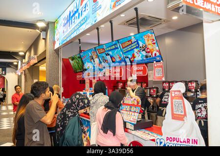 Warmer Tag, gekühlter Tee, MIXUEcafe mit kalten Getränken in Kuala Lumpur, Malaysia Stockfoto