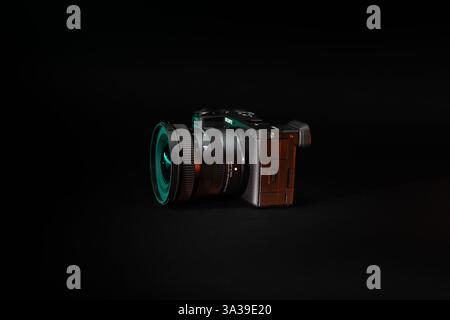 Polen, Posen, 12. März 2025, Kameraausrüstung sony 6700 Sigma 10-18 Small Rig dunkler Hintergrund rotes grünes Licht Stockfoto