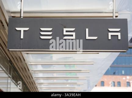 New York, Usa. März 2025. Das Tesla-Logo wird am Freitag, den 14. März 2025 in New York City in einem Tesla-Händlerbetrieb ausgestellt. Die Tesla-Aktien stiegen nach der Eröffnungsglocke der NYSE um über 3 %. Foto: John Angelillo/UPI Credit: UPI/Alamy Live News Stockfoto