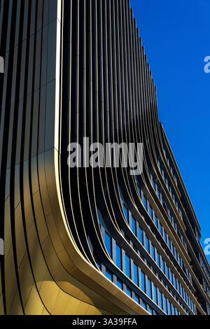 Masarycka Büro- und Einzelhandelsgebäude von Zaha Hadid Architects mit goldener Fassade am 5. März 2025 in Prag, Tschechische Republik. Stockfoto