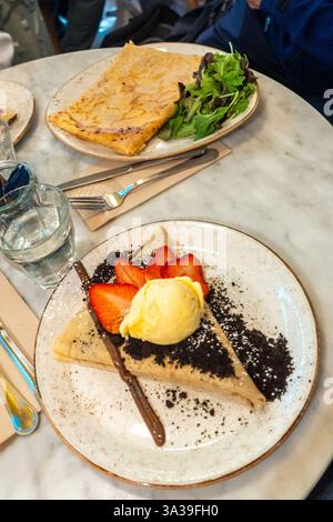 Schokoladencrepes mit frischen Erdbeeren Stockfoto