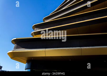 Masarycka Büro- und Einzelhandelsgebäude von Zaha Hadid Architects mit goldener Fassade am 5. März 2025 in Prag, Tschechische Republik. Stockfoto