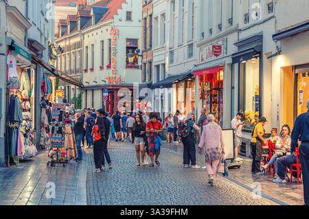 Brüssel, Belgien, 7. Juli 2023: Menschen Touristen gehen die Fußgängerzone mit vielen Geschäften, Geschäften, mittelalterlichen Häusern und alten Gebäuden entlang Stockfoto