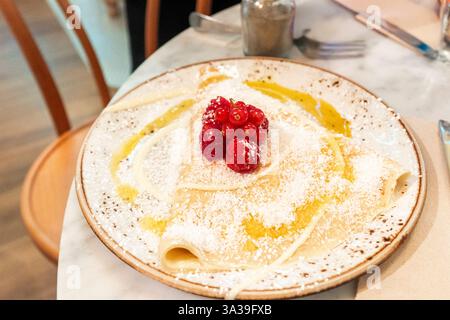 Schokoladencrepes mit frischen Erdbeeren Stockfoto