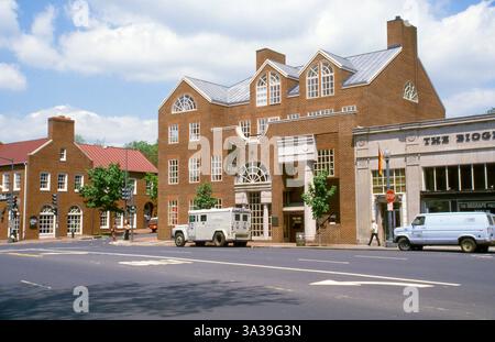Georgetown, District of Colombia, Botschaft der Mongolei, 2833 M St NW, Washington an der Pennsylvania Avenue und M St NW. Ungewöhnliches postmodernes asymmetrisches, postmodernes Gebäude aus dem Jahr 1980, fotografiert auf analoger Farbfolie. Stockfoto