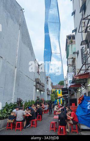 Merdeka 118, auch bekannt als Merdeka Tower, in Kuala Lumpur, Malaysia, von einer engen Straße in Chinatown aus gesehen Stockfoto