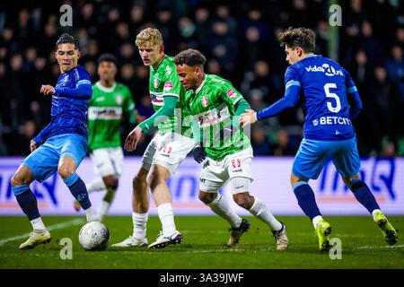 Dordrecht, Niederlande. März 2025. DORDRECHT, 14.03.2025, M-Scores Stadium, Saison 2024/2025, Fußball, Keuken Kampioen Divisie . Match zwischen Dordrecht und VVV . FC Dordrecht Spieler John Hilton Credit: Pro Shots/Alamy Live News Stockfoto