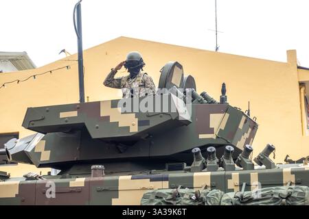 Die malaysische Armee DEFTECH AV8 Gempita gepanzertes Fahrzeug. Tarnmuster, mit einem Turm, Soldatengrüßen, Nationalfeierparade in Malakka, Malaysia Stockfoto