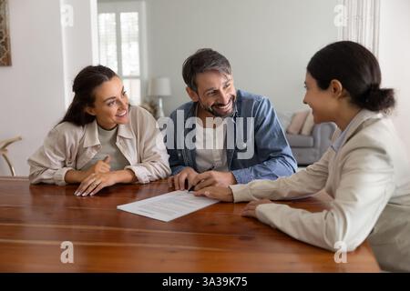 Glücklicher Mann und Frau treffen sich mit Makler, Finanzmakler Stockfoto