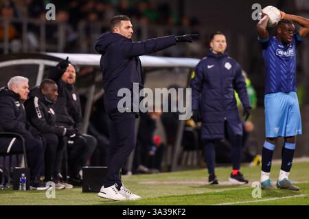 Dordrecht, Niederlande. März 2025. DORDRECHT, NIEDERLANDE - 14. MÄRZ: Cheftrainer Melvin Boel vom FC Dordrecht trainiert seine Spieler beim niederländischen Keuken Kampioen Divisie Spiel zwischen FC Dordrecht und VVV Venlo im M-Scores Stadion am 14. März 2025 in Dordrecht, Niederlande. (Foto von Hans van der Valk/Orange Pictures) Credit: Orange Pics BV/Alamy Live News Stockfoto