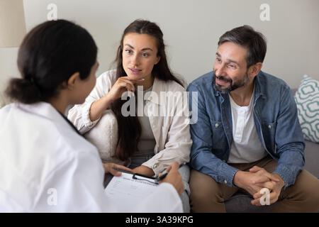 Positive Paarberatung zur Gesundheitsversorgung mit Ärztin Stockfoto