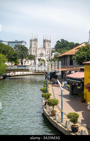 Kirche des heiligen Franziskus Xavier und der Malacca River in Malacca, Malaysia. Malakka gehört zum UNESCO-Weltkulturerbe Stockfoto