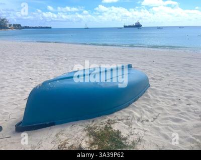 Ein kleines blaues Ruderboot liegt kopfüber am Welches Beach, Barbados. Stockfoto