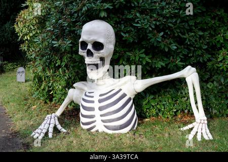 Nahaufnahme einer großen weißen Halloween-Dekoration draußen Stockfoto