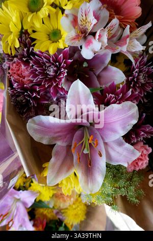 Nahaufnahme einer Lilie in einem bunten Blumenstrauß, Blumenarrangement Stockfoto