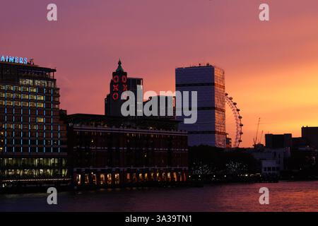 Der Sonnenuntergang über London von der Blackfriars Bridge aus gesehen. Bilddatum: Montag, 21. Oktober 2024. Stockfoto