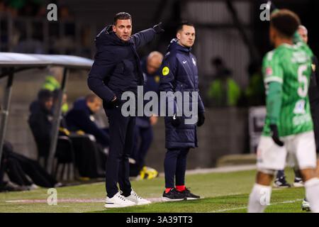 Dordrecht, Niederlande. März 2025. DORDRECHT, NIEDERLANDE - 14. MÄRZ: Cheftrainer Melvin Boel vom FC Dordrecht trainiert seine Spieler beim niederländischen Keuken Kampioen Divisie Spiel zwischen FC Dordrecht und VVV Venlo im M-Scores Stadion am 14. März 2025 in Dordrecht, Niederlande. (Foto von Hans van der Valk/Orange Pictures) Credit: Orange Pics BV/Alamy Live News Stockfoto