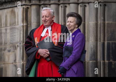 Die Prinzessin Royal nimmt zusammen mit Pfarrer George Whyte an einem Gedenkgottesdienst zum 200. Jahrestag schottischer Feuerwehr- und Rettungsdienste in der St Giles Cathedral in Edinburgh Teil. Bilddatum: Mittwoch, 23. Oktober 2024. Stockfoto