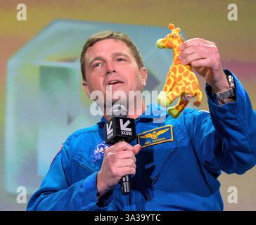 Austin, Usa. März 2025. Der NASA-Astronaut und Artemis II-Missionskommandant Reid Wiseman zeigt den Schwerelosigkeit-Indikator „Giraffiti“, der während seines Starts zur Internationalen Raumstation während der SXSW am 7. März 2025 in Austin verwendet wurde. Texas. Wiseman startet mit den NASA-Astronauten Victor Glover, Christina Koch und CSA-Astronauten Jeremy Hansen. Quelle: Bill Ingalls/NASA/Alamy Live News Stockfoto