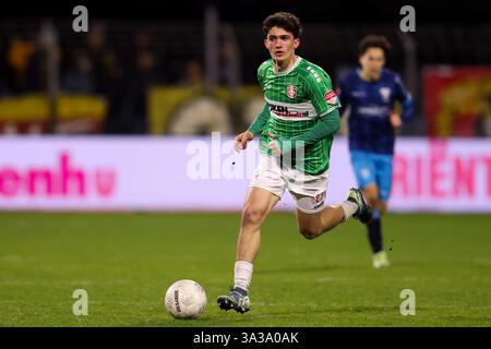 Dordrecht, Niederlande. März 2025. DORDRECHT, NIEDERLANDE - 14. MÄRZ: Gabriele Parlanti vom FC Dordrecht spielt mit dem Ball beim niederländischen Keuken Kampioen Divisie Spiel zwischen dem FC Dordrecht und dem VVV Venlo im M-Scores Stadion am 14. März 2025 in Dordrecht, Niederlande. (Foto von Hans van der Valk/Orange Pictures) Credit: Orange Pics BV/Alamy Live News Stockfoto