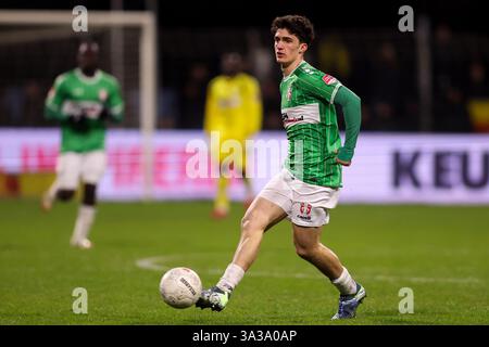 Dordrecht, Niederlande. März 2025. DORDRECHT, NIEDERLANDE - 14. MÄRZ: Gabriele Parlanti vom FC Dordrecht schießt den Ball beim niederländischen Keuken Kampioen Divisie Spiel zwischen dem FC Dordrecht und dem VVV Venlo im M-Scores Stadion am 14. März 2025 in Dordrecht, Niederlande. (Foto von Hans van der Valk/Orange Pictures) Credit: Orange Pics BV/Alamy Live News Stockfoto