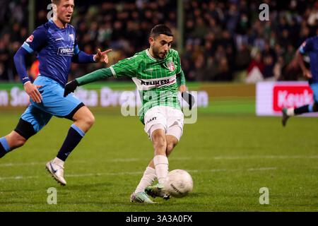 Dordrecht, Niederlande. März 2025. DORDRECHT, NIEDERLANDE - 14. MÄRZ: Marouane Afaker vom FC Dordrecht schießt den Ball beim niederländischen Keuken Kampioen Divisie Spiel zwischen dem FC Dordrecht und dem VVV Venlo im M-Scores Stadion am 14. März 2025 in Dordrecht, Niederlande. (Foto von Hans van der Valk/Orange Pictures) Credit: Orange Pics BV/Alamy Live News Stockfoto