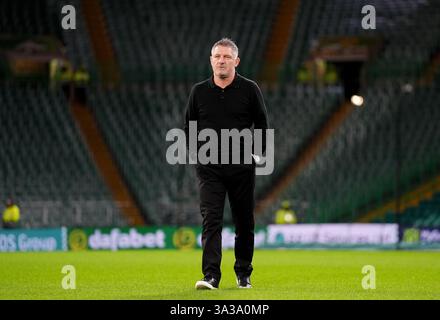 Dundee-Manager Tony Docherty kommt vor dem William Hill Premiership Spiel im Celtic Park, Glasgow. Bilddatum: Mittwoch, 30. Oktober 2024. Stockfoto
