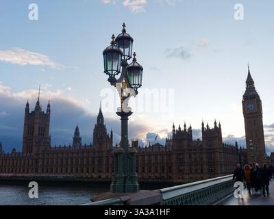 Houses of Parliament auf der anderen Seite der Themse mit dramatischem Abendlicht, von der Westminster Bridge London aus gesehen, März 2025 Stockfoto