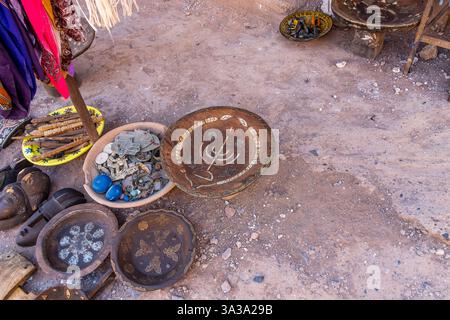 Souvenirladen mit Teppichen, traditioneller Kleidung und anderen Dingen in der Lehmstadt Ait Ben Haddou, Marokko Stockfoto