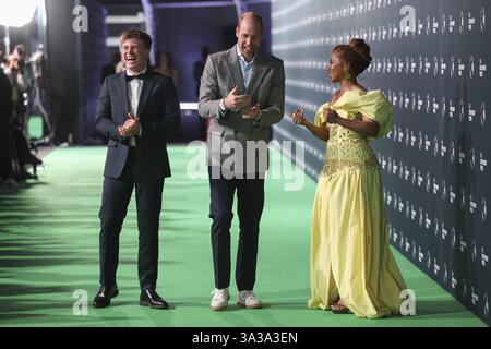 Der Prince of Wales geht mit den Earthshot-Botschaftern Nomzamo Mbatha und Robert Irwin während der Earthshot Prize Awards in den Green Point Shared Fields in Kapstadt, am dritten Tag seines Besuchs in Südafrika für die vierten jährlichen Earthshot Prize Awards. Bilddatum: Mittwoch, 6. November 2024. Stockfoto