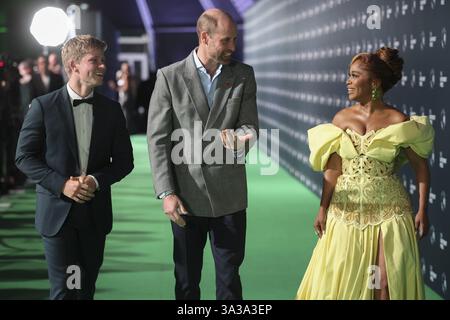 Der Prince of Wales geht mit den Earthshot-Botschaftern Nomzamo Mbatha und Robert Irwin während der Earthshot Prize Awards in den Green Point Shared Fields in Kapstadt, am dritten Tag seines Besuchs in Südafrika für die vierten jährlichen Earthshot Prize Awards. Bilddatum: Mittwoch, 6. November 2024. Stockfoto