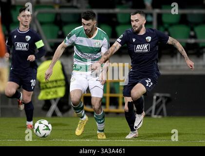 Neil Farrugia der Shamrock Rovers (links) und Leo Smith der New Saints (rechts) kämpfen um den Ball während des Spiels der UEFA Europa Conference League im Tallaght Stadium in Dublin. Bilddatum: Donnerstag, 7. November 2024. Stockfoto