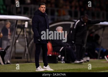 Dordrecht, Niederlande. März 2025. DORDRECHT, NIEDERLANDE - 14. MÄRZ: Cheftrainer Melvin Boel vom FC Dordrecht sieht beim niederländischen Keuken Kampioen Divisie Spiel zwischen dem FC Dordrecht und dem VVV Venlo im M-Scores Stadion am 14. März 2025 in Dordrecht, Niederlande. (Foto von Hans van der Valk/Orange Pictures) Credit: Orange Pics BV/Alamy Live News Stockfoto
