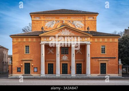Die Fassade des Teatro Comunale der Stadt Carpi, erbaut zwischen 1857 und 1861 im italienischen neoklassizistischen Stil, Carpi, Provinz Modena, Emilia-Ro Stockfoto