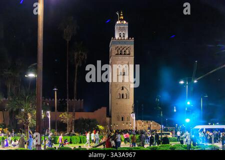 Marrakesch, Marokko - Nachtansicht auf das quadratische Minarett der Kutubiyya-Moschee in Marrakesch. Stockfoto