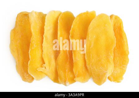 Getrocknete Mango isoliert auf weißem Hintergrund. Draufsicht. Flache Lagen Stockfoto