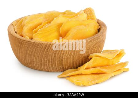 Getrocknete Mango in Holzschale isoliert auf weißem Hintergrund Stockfoto