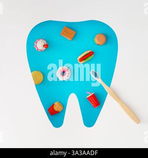 Kreatives Layout mit Lebensmitteln, Bio-Bambuszahnbürste und zahnförmigem Ausschnitt auf blauem Hintergrund. Minimales zahnärztliches Konzept. Stockfoto