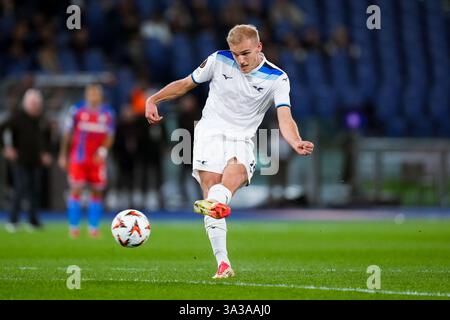 Rom, Italien. März 2025. Gustav Isaksen von SS Latium im Achtelfinale der UEFA Europa League 2024/25 im zweiten Leg-Spiel zwischen SS Latium und FC Viktoria Plzen im Stadio Olimpico am 13. März 2025 in Rom. Quelle: Giuseppe Maffia/Alamy Live News Stockfoto