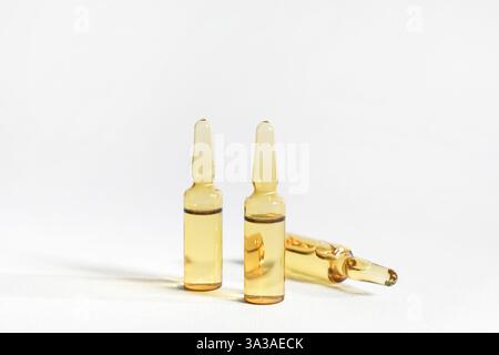 Medizinische Ampullen auf grauem Hintergrund Stockfoto