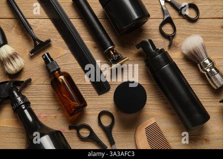 Moderner Trimmer und Rasierzubehör auf hölzernem Hintergrund Stockfoto