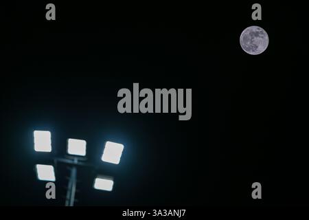 Gent, Belgien. März 2025. Der Mond wurde während eines Frauenfußballspiels zwischen AA Gent Ladies und Standard Femina de Lüttich am 19. Spieltag der Saison 2024 - 2025 der Belgischen Lotto Womens Super League am Freitag, den 14. März 2025 in Gent, BELGIEN, dargestellt. Quelle: Sportpix/Alamy Live News Stockfoto