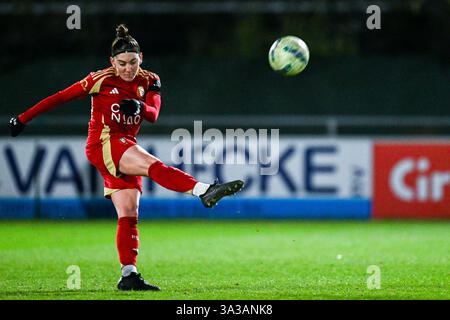 Gent, Belgien. März 2025. Noemie Gelders (10) von Standard gezeigt während eines Frauenfußballspiels zwischen AA Gent Ladies und Standard Femina de Lüttich am 19. Spieltag der Saison 2024 - 2025 der belgischen Lotto Womens Super League, am Freitag, den 14. März 2025 in Gent, BELGIEN. Quelle: Sportpix/Alamy Live News Stockfoto