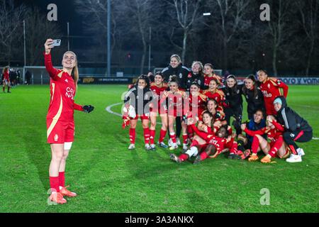Gent, Belgien. März 2025. Team Standard nach einem Frauenfußballspiel zwischen AA Gent Ladies und Standard Femina de Lüttich am 19. Spieltag der Saison 2024 - 2025 der Belgischen Lotto Womens Super League am Freitag, 14. März 2025 in Gent, BELGIEN. Quelle: Sportpix/Alamy Live News Stockfoto