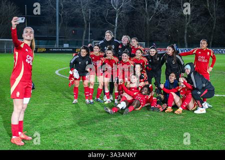 Gent, Belgien. März 2025. Team Standard nach einem Frauenfußballspiel zwischen AA Gent Ladies und Standard Femina de Lüttich am 19. Spieltag der Saison 2024 - 2025 der Belgischen Lotto Womens Super League am Freitag, 14. März 2025 in Gent, BELGIEN. Quelle: Sportpix/Alamy Live News Stockfoto